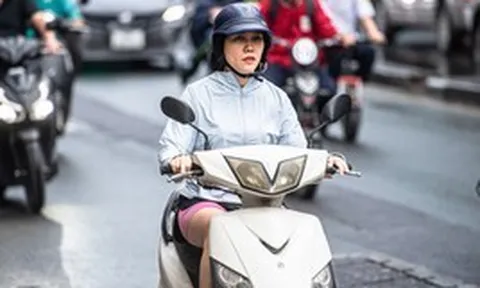 Hà Nội giảm gần 10°C, người dân mặc đồ 'trên đông dưới hè' xuống phố