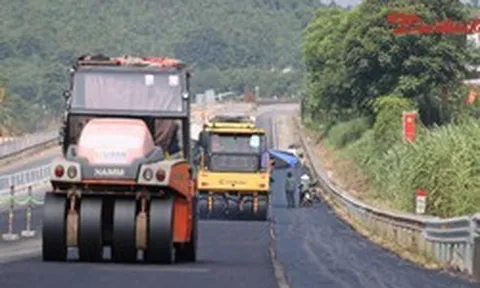 1.800 máy móc thiết bị tăng tốc trên cao tốc Nội Bài - Lào Cai