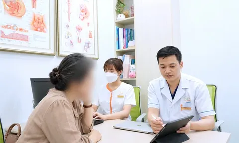 Người phụ nữ âm thầm chịu đựng những cơn bốc hỏa và lời cảnh báo từ bác sĩ