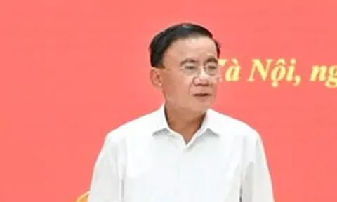 Bộ Chính trị: Đổi mới chính sách tiền lương, đãi ngộ theo vị trí việc làm, khắc phục cào bằng, coi trọng ngạch, bậc