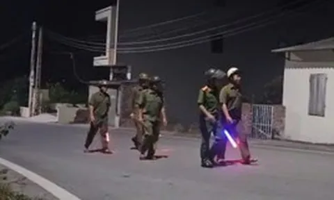 Công an tuần tra,  kiểm tra hành chính lúc 1 giờ sáng