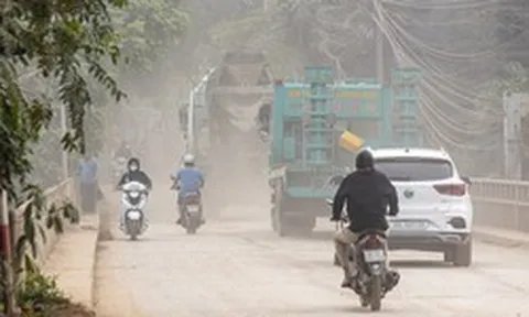 Hà Nội: Bụi cuốn mù đường Hoàng Tăng Bí, người dân khổ sở vì xe tải ngày đêm