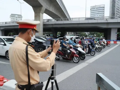 CSGT Hà Nội dùng máy quay, công khai ghi hình phạt nguội xe vi phạm tại 20 điểm