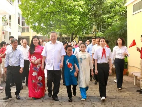 Tổng Bí thư Tô Lâm thăm thầy cô và học sinh Hà Nội nhân Quốc tế thiếu nhi