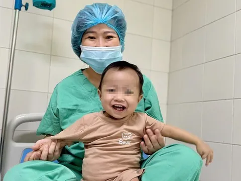 Hành trình hồi sinh ngoạn mục của bé 15 tháng tuổi ghép gan ở Huế