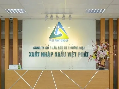 Chủ tịch vướng lao lý, vợ của thành viên HĐQT nhanh chóng bán sạch 132.000 cổ phiếu
