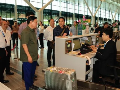 Phó Thủ tướng Trần Hồng Hà thị sát hoạt động của nhà ga T3 - sân bay Tân Sơn Nhất