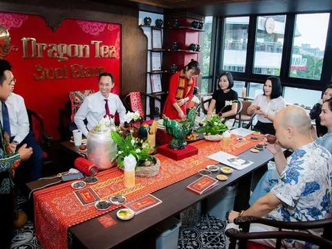 Vị trà trăm năm của núi rừng Tây Bắc “hạ sơn” trong ly trà sữa giữa lòng Thủ đô