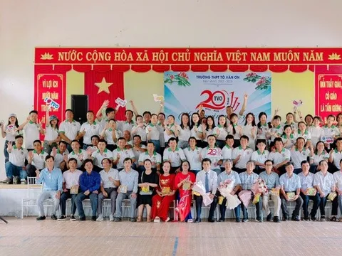 20 năm ngày trở về đầy xúc động của cựu học sinh Trường THPT Tô Văn Ơn