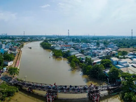 Nhìn lại cầu sắt hơn 50 năm tuổi, đi phải 'canh lượt tránh nhau' ở TPHCM