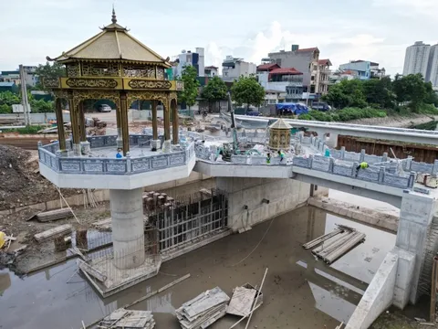 Cảnh tượng 'lạ' trên sông Tô Lịch khiến ai cũng phải ngoái nhìn: Sẽ hoàn thành trong tháng sau