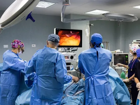 Miễn viện phí toàn dân: Bài học từ đất nước có tỷ lệ bác sĩ trên đầu người cao nhất thế giới