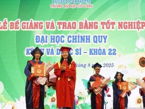 Trường đại học Cửu Long trao bằng tốt nghiệp cho 227 tân kỹ sư, dược sĩ