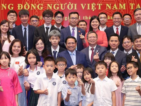 Thủ tướng gặp gỡ bà con cộng đồng người Việt Nam tại Trung Quốc