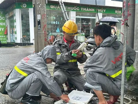 Người Viettel xuyên đêm khắc phục sự cố, đảm bảo thông tin liên lạc thông suốt cho khách hàng