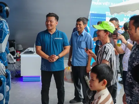 "Cười ra nước mắt" với robot hình người của Vingroup