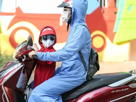 Cho trẻ em ngồi phía trước xe máy có thể bị phạt đến 10 triệu đồng