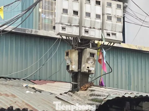 Kỳ lạ nhà 'ôm' cột điện tại phường trung tâm Thủ đô
