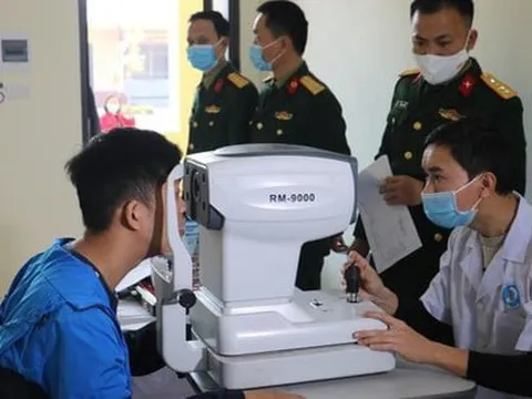 Đeo kính cận có được đi nghĩa vụ quân sự không?