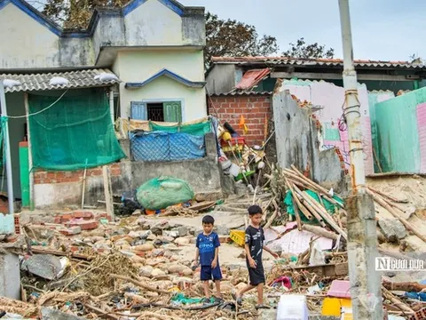 Hỗ trợ người dân dựng lại nhà sau bão lũ để kịp đón Tết