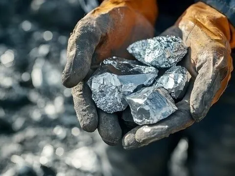 THỊ TRƯỜNG HÀNG HÓA: Giá bạc tăng vọt 4,5%, dầu trở lại mốc 60 USD/thùng