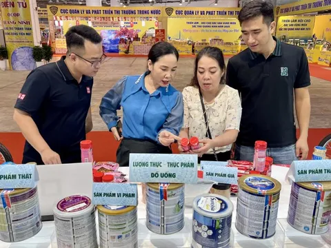 Người tiêu dùng hào hứng phân biệt hàng thật-giả tại Triển lãm sắc Thu Quảng Ninh 2025