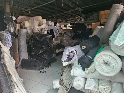 TPHCM: Phát hiện kho hàng chứa trên 100 tấn vải cuộn không rõ nguồn gốc