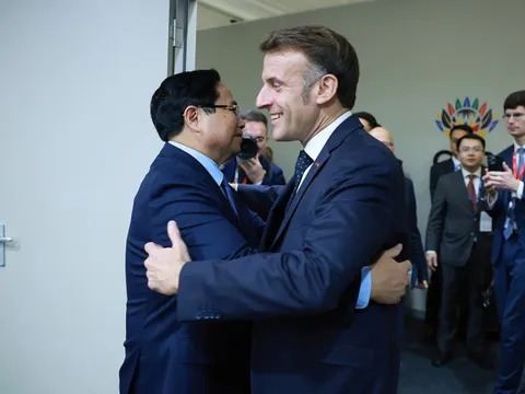 Thủ tướng Phạm Minh Chính gặp Tổng thống Pháp Emmanuel Macron