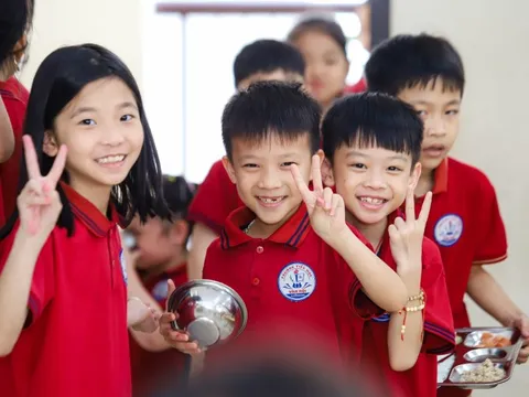 Phí đón con muộn - gửi sớm và hàng loạt khoản thu đối với phụ huynh Hà Nội