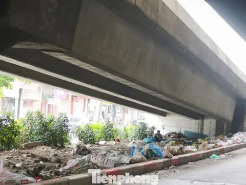 Chủ tịch Hà Nội chỉ đạo xử lý tình trạng rác dày đặc đường Vành đai 2, Vành đai 3