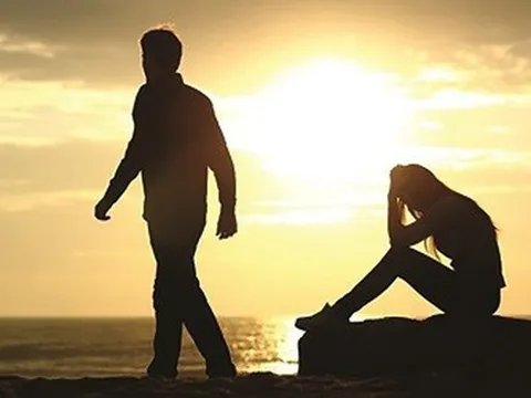 Buông chiếc ly vỡ xuống