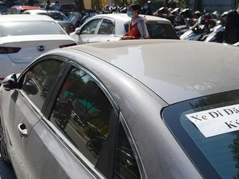 Đề xuất giảm 6 triệu đồng lệ phí khi đăng ký xe ô tô ở Hà Nội và TPHCM