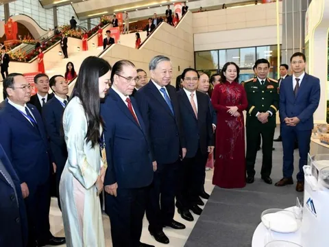 Tổng Bí thư Tô Lâm, Thủ tướng Phạm Minh Chính thăm gian hàng doanh nghiệp Việt sở hữu mỏ vật liệu công nghệ cao hàng đầu thế giới