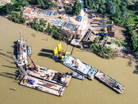 Cận cảnh công trường thi công cầu Trần Hưng Đạo 6 làn xe bắc qua sông Hồng