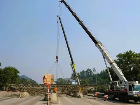 Tháo dỡ trạm thu phí BOT bỏ hoang 9 năm trên quốc lộ