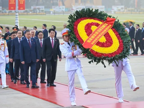 Đại biểu dự Đại hội XIV vào Lăng viếng Chủ tịch Hồ Chí Minh