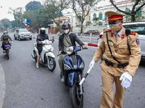 Cứ hồn nhiên làm điều này khi đi xe máy, nhiều người không hay biết có thể bị phạt tới 14 triệu đồng