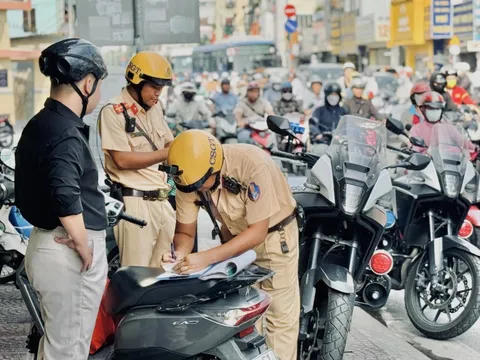Mức phạt tiền khi dừng, đỗ xe máy trên vỉa hè trái phép năm 2026