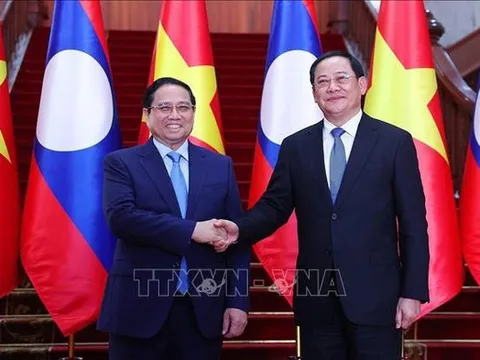 Thủ tướng Phạm Minh Chính gặp Thủ tướng Lào