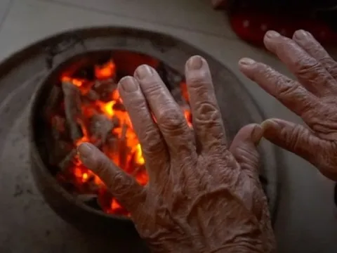 Đốt than, củi sưởi ấm trong nhà: Đã có nhiều cảnh báo, vẫn có thêm người tử vong