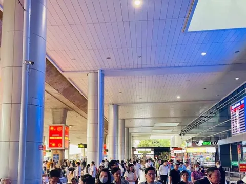 Dòng người nghỉ Tết bắt đầu đổ về sân bay Tân Sơn Nhất