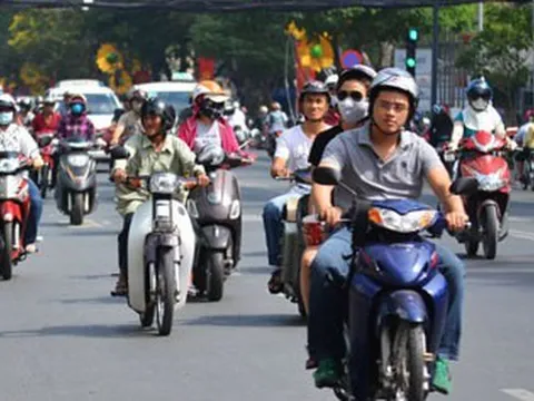 Cảnh sát giao thông địa phương cảnh báo nóng với người đi xe máy