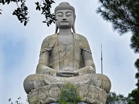 Chiêm bái tượng Phật A Di Đà 3.000 tấn bằng đá xanh tại ngôi chùa nghìn năm tuổi