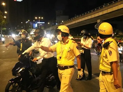 Đi xe sau 18h quên làm điều này, có thể bị phạt nặng đến 14 triệu đồng