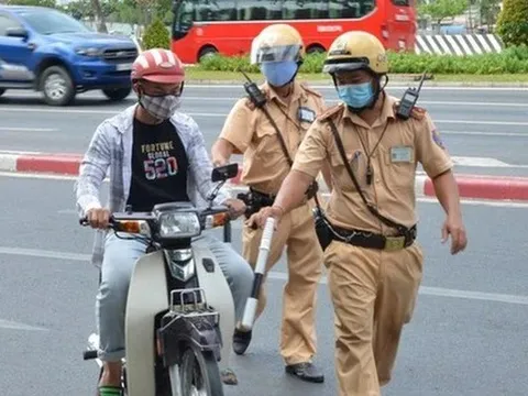 Rất nhiều người đi xe máy mắc lỗi này mỗi ngày mà không biết có thể bị phạt tới 14 triệu đồng