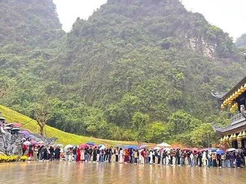 Khách đổ về Ninh Bình du Xuân, nhiều điểm du lịch quá tải