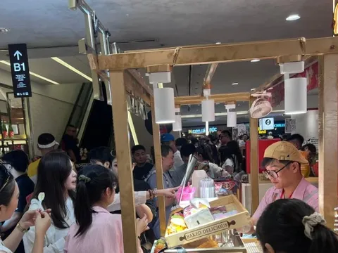 Hàng quán ở trung tâm thương mại đông nghịt khách Mùng 5 Tết