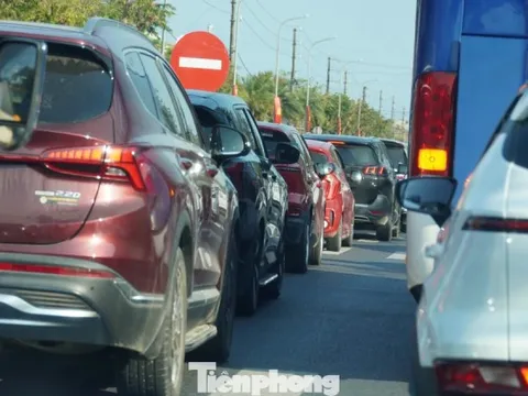 Ô tô nối đuôi bò trên quốc lộ qua miền Trung