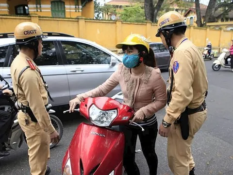 “Quên mang” và “không có” giấy tờ khi lái xe, mức phạt khác nhau thế nào?