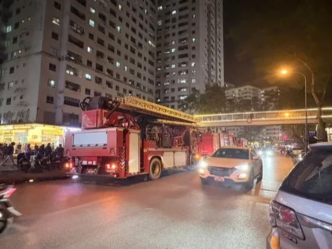 Điều động 2 xe chữa cháy và 15 chiến sĩ dập hỏa hoạn ở chung cư Linh Đàm